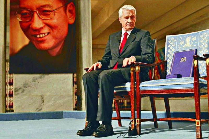 劉曉波2010年獲得諾貝爾和平獎時因為被關在牢中、無法到場,典禮上只能放一張空椅子。(美聯社) 劉曉波2010年獲得諾貝爾和平獎時因為被關在牢中、無法到場,典禮上只能放一張空椅子。(美聯社)