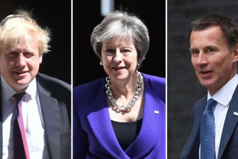 左起:前外交大臣強森、首相梅伊、前衛生大臣現外交大臣亨特。(BBC中文網) 左起:前外交大臣強森、首相梅伊、前衛生大臣現外交大臣亨特。(BBC中文網)