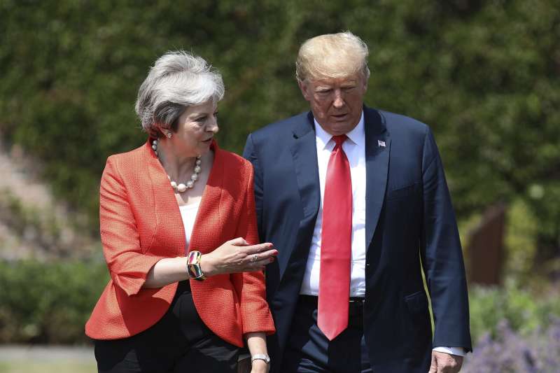 2018年7月13日,美國總統川普、英國首相梅伊在英國首相鄉間別墅「契克斯」(Chequers)進行雙邊會談。(AP) 2018年7月13日,美國總統川普、英國首相梅伊在英國首相鄉間別墅「契克斯」(Chequers)進行雙邊會談。(AP)