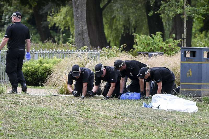 英國警方在羅利撿到香水的公園蒐證。(美聯社) 英國警方在羅利撿到香水的公園蒐證。(美聯社)