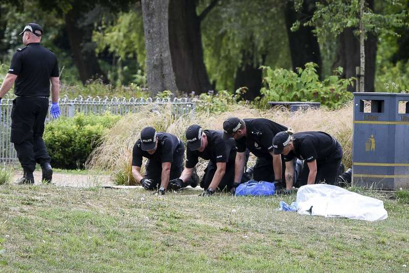 英國警方在羅利撿到香水的公園蒐證。(美聯社)