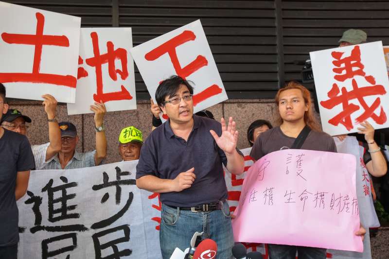 20180725-反南鐵東移自救會長陳致曉25日於民進黨部旁紹興北街召開「民主進步搞破遷,強逼屏民未開發」記者會。(顏麟宇攝) 20180725-反南鐵東移自救會長陳致曉25日於民進黨部旁紹興北街召開「民主進步搞破遷,強逼屏民未開發」記者會。(顏麟宇攝)