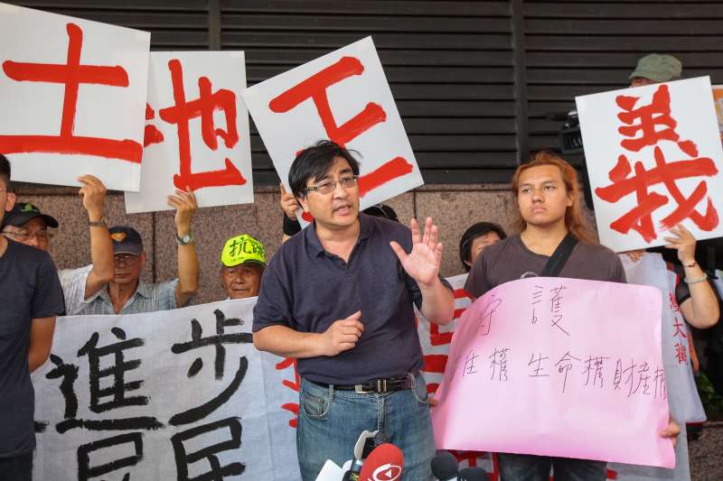 20180725-反南鐵東移自救會長陳致曉25日於民進黨部旁紹興北街召開「民主進步搞破遷，強逼屏民未開發」記者會。（顏麟宇攝）