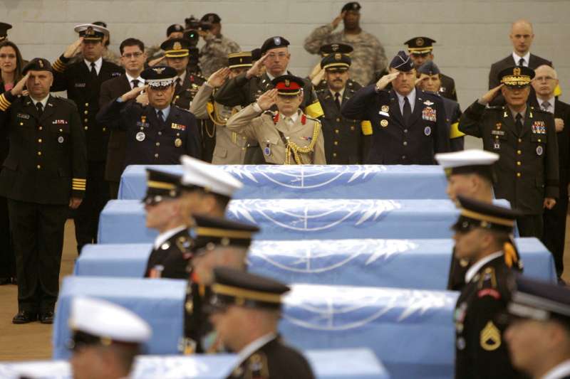 2007年,北韓歸還6具美軍遺骨,舉行紀念儀式。(AP) 2007年,北韓歸還6具美軍遺骨,舉行紀念儀式。(AP)