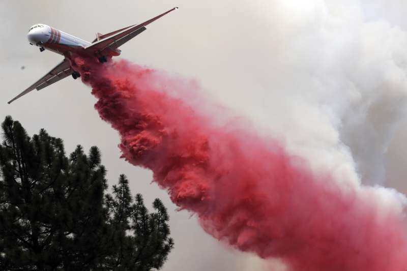 2018年7月底，美國加州「卡爾大火」（Carr Fire）野火猖狂，當局出動飛機搶救（AP）