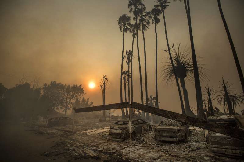 2018年7月底，美國加州「卡爾大火」（Carr Fire）野火猖狂，消防員全力搶救（AP）