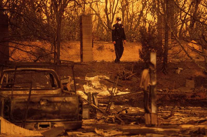 2018年7月底,美國加州「卡爾大火」(Carr Fire)野火猖狂,消防員全力搶救(AP) 2018年7月底,美國加州「卡爾大火」(Carr Fire)野火猖狂,消防員全力搶救(AP)