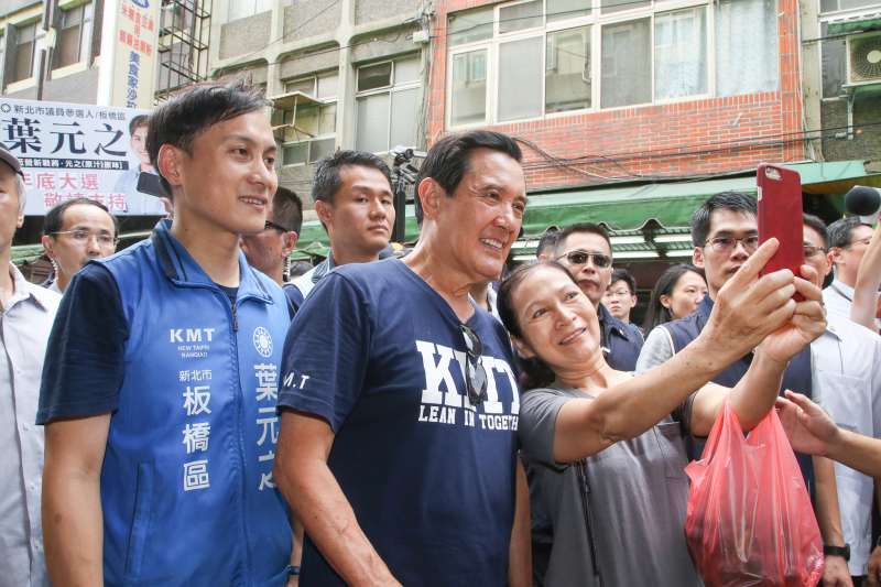 20180805-前總統馬英九(中)陪同新北市議員參選人葉元之(左)拜票掃街,沿著板橋福德市場一一握手致意,受到婆婆媽媽歡迎及拍照合影。(陳明仁攝) 20180805-前總統馬英九(中)陪同新北市議員參選人葉元之(左)拜票掃街,沿著板橋福德市場一一握手致意,受到婆婆媽媽歡迎及拍照合影。(陳明仁攝)