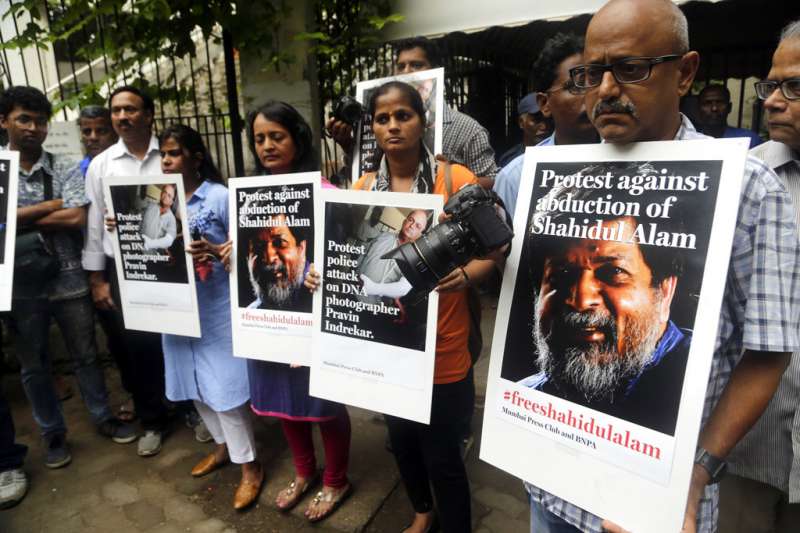 印度記者8月7日聲援遭到當局逮捕的攝影師阿拉姆(Shahidul Alam)。(AP) 印度記者8月7日聲援遭到當局逮捕的攝影師阿拉姆(Shahidul Alam)。(AP)
