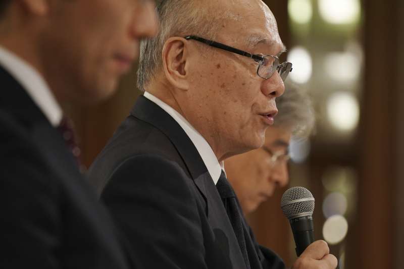東京醫科大學常務理事行岡哲男鞠躬道歉。(美聯社) 東京醫科大學常務理事行岡哲男鞠躬道歉。(美聯社)