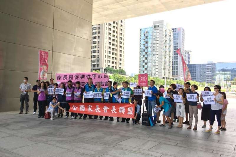 20180813-臺中市性別平等教育管理自治條例草案聽證會前,反同團體正在舉行反性平教育記者會。(取自「性別平等教育大平台」粉絲專頁) 20180813-臺中市性別平等教育管理自治條例草案聽證會前,反同團體正在舉行反性平教育記者會。(取自「性別平等教育大平台」粉絲專頁)