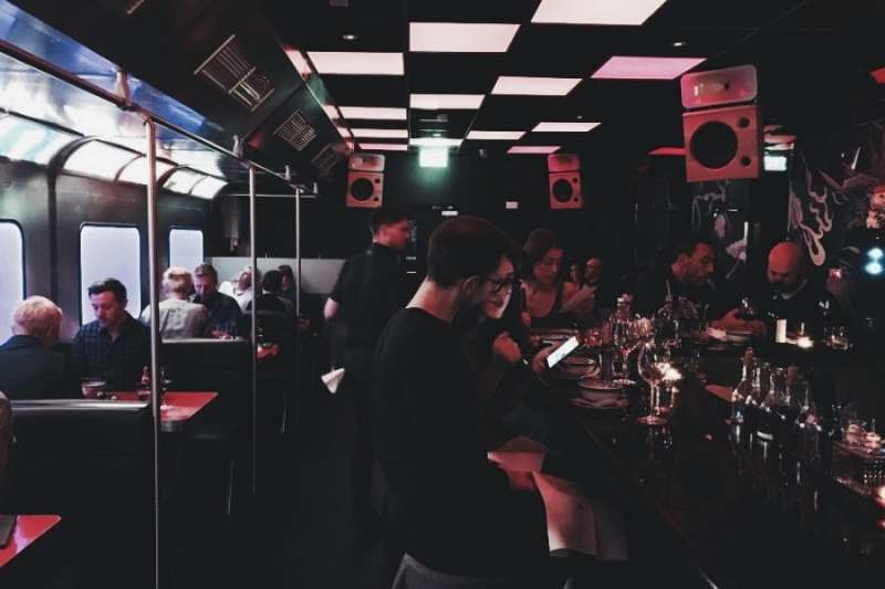 Hang Dai是一間中餐館,但是卻是相當有態度的一間,放著電子樂,吃著燒鴨,這樣的衝突絕對銷魂!(圖/KKday提供) Hang Dai是一間中餐館,但是卻是相當有態度的一間,放著電子樂,吃著燒鴨,這樣的衝突絕對銷魂!(圖/KKday提供)