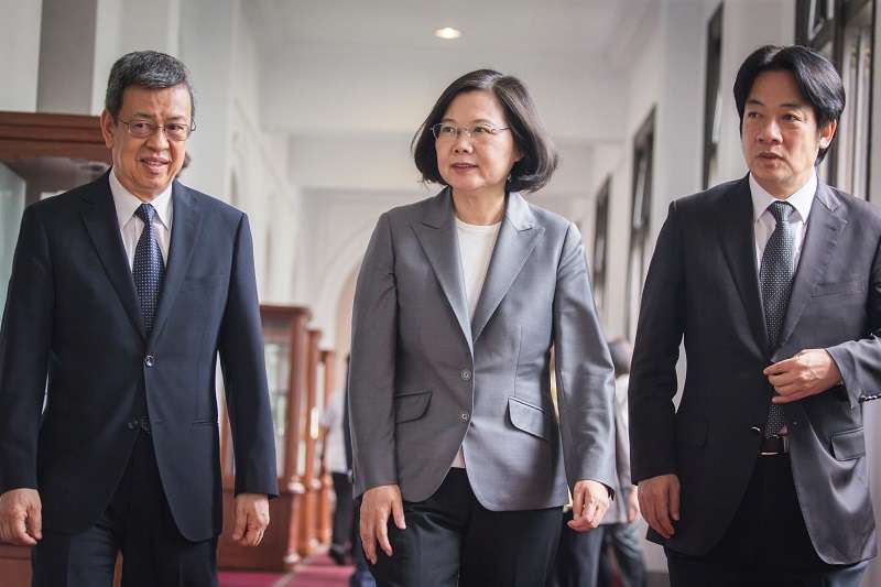 823暴雨讓府院三巨頭蔡英文總統(中)、副總統陳建仁(左)、和行政院長賴清德(右)都受傷。(取自蔡英文臉書) 823暴雨讓府院三巨頭蔡英文總統(中)、副總統陳建仁(左)、和行政院長賴清德(右)都受傷。(取自蔡英文臉書)