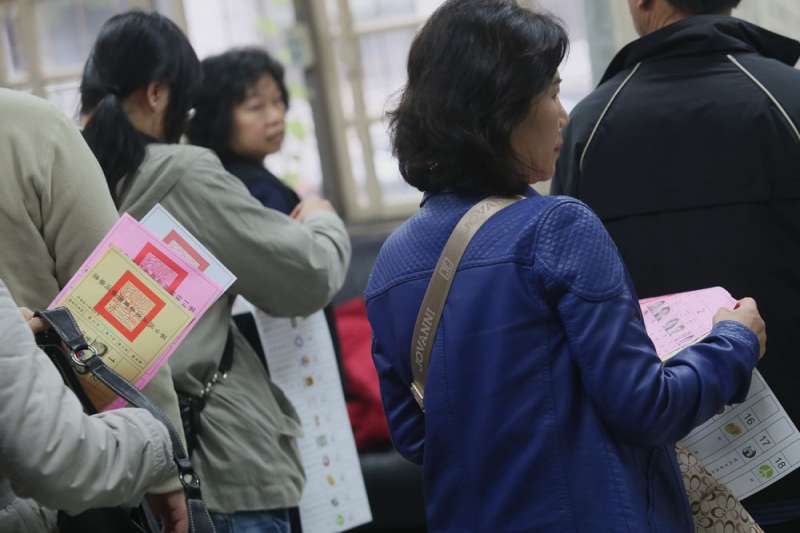 中央選舉委員會表示，11月24日投票當天，完成選舉投票後，選務人員會引導選民到公投領票處，發給公投票；選民可選擇只領取部分的公投票，但之後不能再要求第2次領票。（資料照，柯承惠攝）