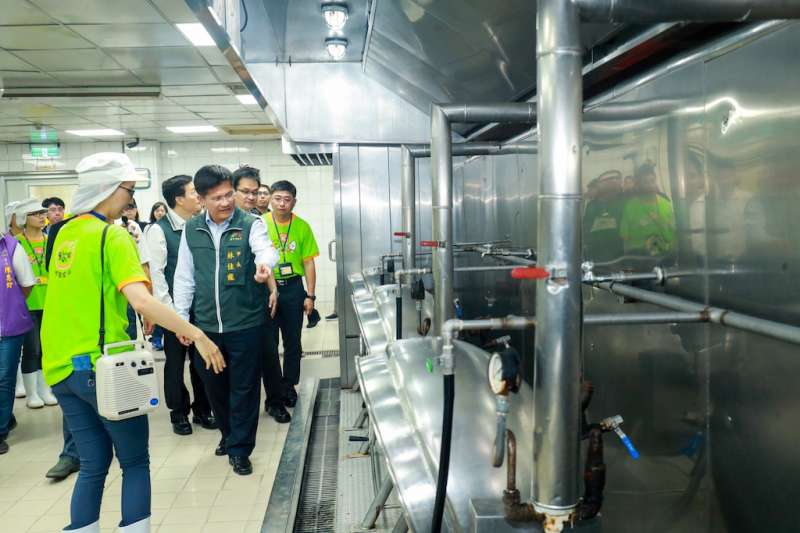 台中市長林佳龍到學校參觀廚房汰換鍋爐使用情形。(圖/台中市政府提供) 台中市長林佳龍到學校參觀廚房汰換鍋爐使用情形。(圖/台中市政府提供)