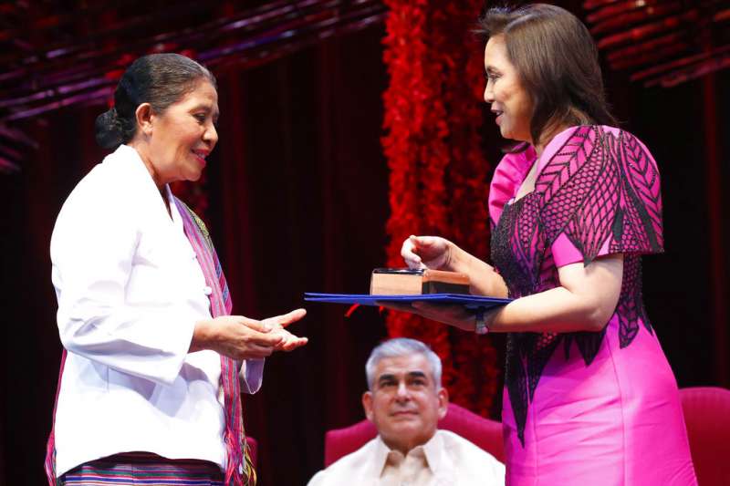 2018年麥格塞塞獎得主:來自東帝汶的克魯斯(左,Maria de Lourdes Martins Cruz)。(AP) 2018年麥格塞塞獎得主:來自東帝汶的克魯斯(左,Maria de Lourdes Martins Cruz)。(AP)