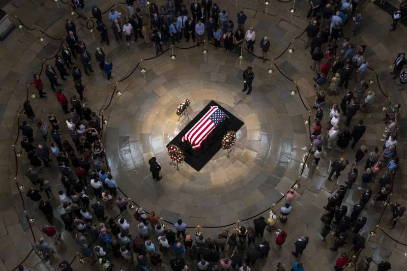 2018年8月31日,已故美國共和黨聯邦參議員馬侃(John McCain)的靈柩,停靈在國會山莊的圓頂大廳,讓民眾悼念致敬(AP) 2018年8月31日,已故美國共和黨聯邦參議員馬侃(John McCain)的靈柩,停靈在國會山莊的圓頂大廳,讓民眾悼念致敬(AP)