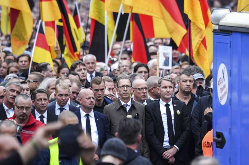 德國另類選擇黨的霍克(Björn Höcke,前右一)1日也在肯尼茲聲援反移民的群眾。(美聯社) 德國另類選擇黨的霍克(Björn Höcke,前右一)1日也在肯尼茲聲援反移民的群眾。(美聯社)