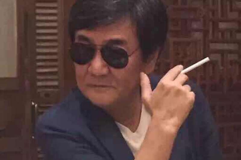 firstanming:初安民,抽菸。(取自初安民臉書) firstanming:初安民,抽菸。(取自初安民臉書)