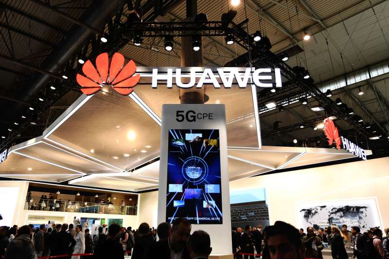 在西班牙巴賽隆納移動通信大會上,華為公司展台用電子屏展示5G技術(新華社) 在西班牙巴賽隆納移動通信大會上,華為公司展台用電子屏展示5G技術(新華社)