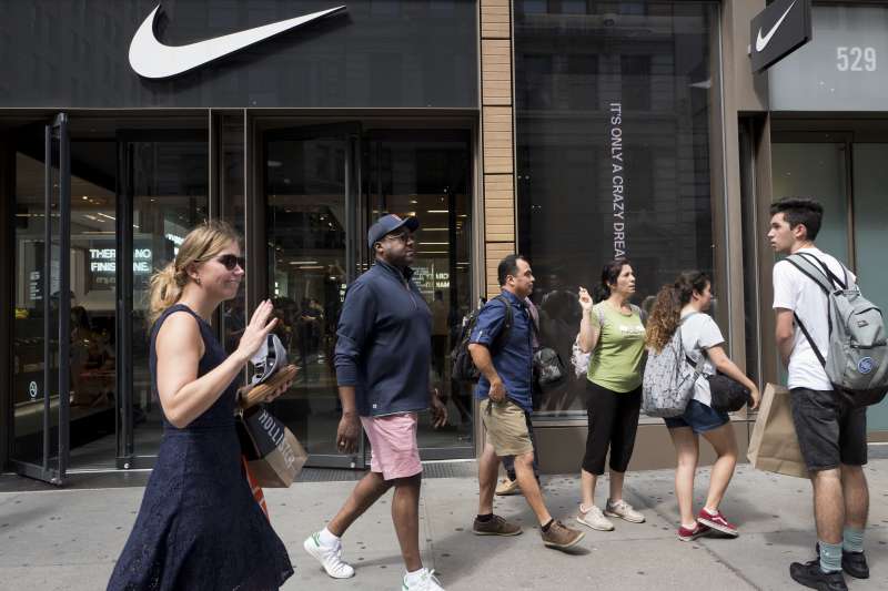 Nike找來前國家美式足球聯盟(NFL)球員卡佩尼克拍攝廣告,銷售額三天爆增31%。(美聯社) Nike找來前國家美式足球聯盟(NFL)球員卡佩尼克拍攝廣告,銷售額三天爆增31%。(美聯社)