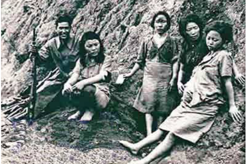 20180910-美軍在1944年(民國三十三年)「松山戰役(又稱「松山會戰」)」期間拍下的日軍慰安婦,照片中右一是懷孕的朝鮮籍慰安婦──朴永心,左一是救他的中國人李正早。直到臨終前,老太太還常常做一些可怕的噩夢,夢到日本兵在追殺她。(作者提供) 20180910-美軍在1944年(民國三十三年)「松山戰役(又稱「松山會戰」)」期間拍下的日軍慰安婦,照片中右一是懷孕的朝鮮籍慰安婦──朴永心,左一是救他的中國人李正早。直到臨終前,老太太還常常做一些可怕的噩夢,夢到日本兵在追殺她。(作者提供)