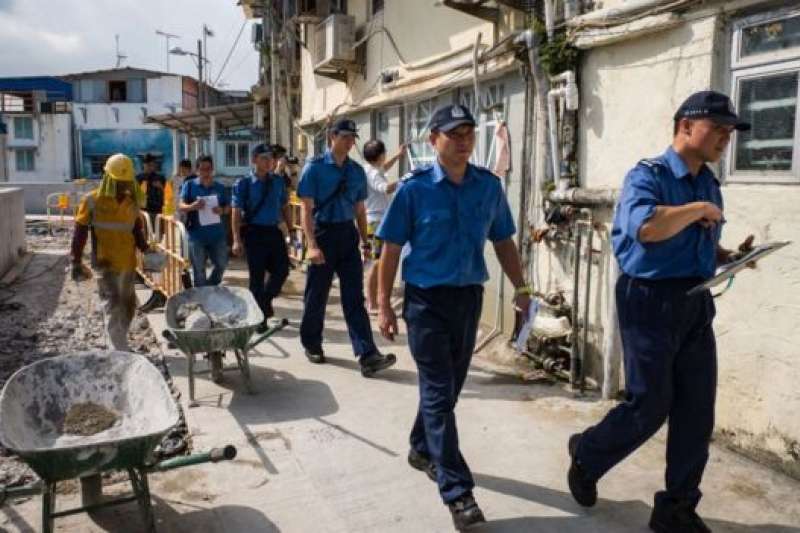 颱風「山竹」靠近香港前,香港警方向可能受到影響的居民發放宣傳資料。(BBC中文網) 颱風「山竹」靠近香港前,香港警方向可能受到影響的居民發放宣傳資料。(BBC中文網)
