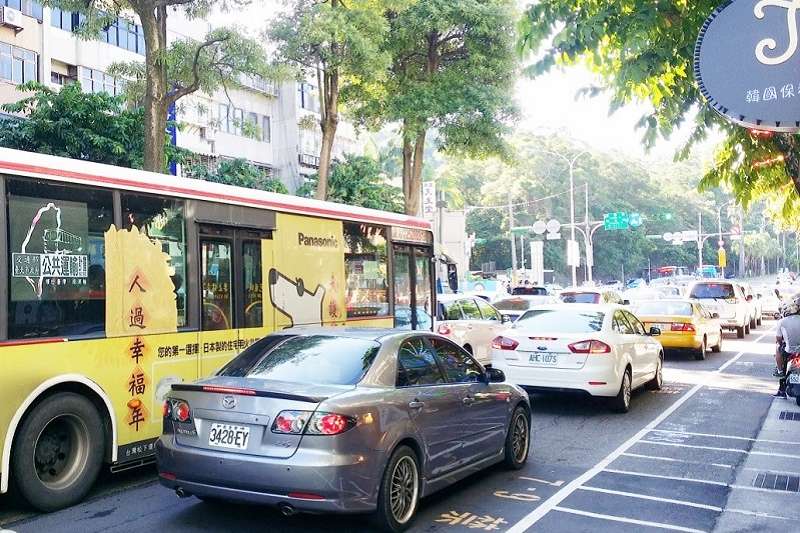 早上8點內湖成功路上公車乘客數與車流形成強烈對比。(戴發奎攝) 早上8點內湖成功路上公車乘客數與車流形成強烈對比。(戴發奎攝)