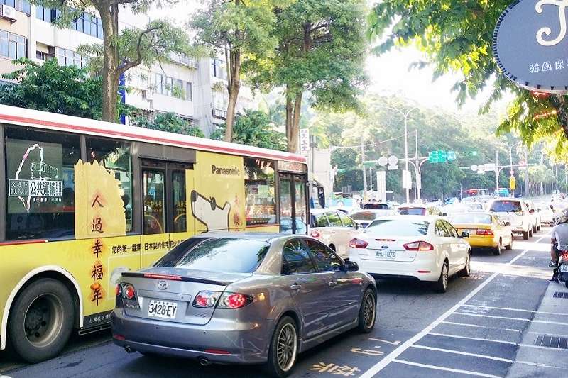 早上8點內湖成功路上公車乘客數與車流形成強烈對比。（戴發奎攝）