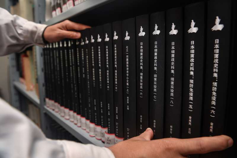 偽滿皇宮博物院研究人員查閱日軍第100部隊細菌戰相關資料(新華社) 偽滿皇宮博物院研究人員查閱日軍第100部隊細菌戰相關資料(新華社)