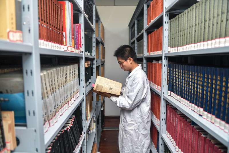 偽滿皇宮博物院研究人員趙士見在資料庫查閱研究日軍第100部隊細菌戰相關史料(新華社) 偽滿皇宮博物院研究人員趙士見在資料庫查閱研究日軍第100部隊細菌戰相關史料(新華社)