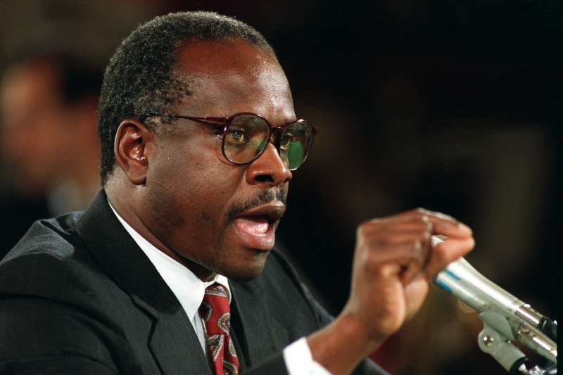 1991年10月11日，準大法官湯瑪斯（Clarence Thomas）在聯邦參議院聽證會上反駁希爾（Anita Hill）對他的性騷擾指控（AP）