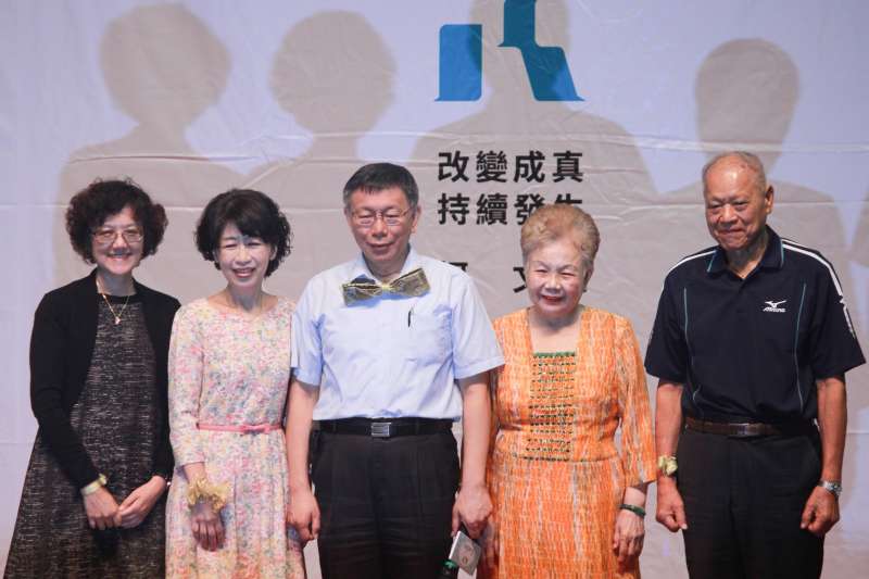 20180929-台北市長柯文哲(中)29日成立女性後援會,柯媽何瑞英(右二)、妻子陳佩琪(左二)與市府顧問蔡壁如均到場,而較少露面的柯妹柯美蘭(左一)也到場相挺,圖右一為柯爸柯承發。(方炳超攝) 20180929-台北市長柯文哲(中)29日成立女性後援會,柯媽何瑞英(右二)、妻子陳佩琪(左二)與市府顧問蔡壁如均到場,而較少露面的柯妹柯美蘭(左一)也到場相挺,圖右一為柯爸柯承發。(方炳超攝)