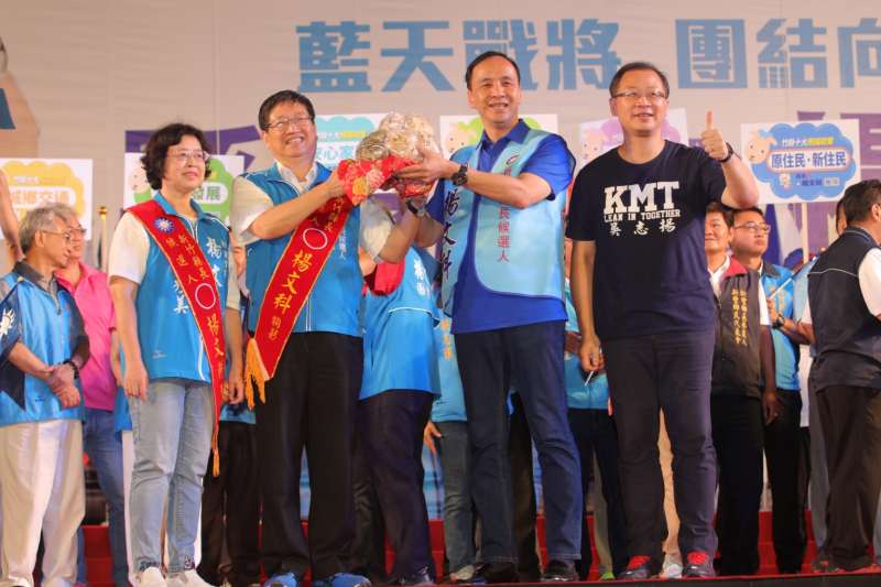 新北市長朱立倫(右二)致贈包中,預祝楊文科(左二)勝選凍蒜。(圖/楊文科競選總部提供) 新北市長朱立倫(右二)致贈包中,預祝楊文科(左二)勝選凍蒜。(圖/楊文科競選總部提供)