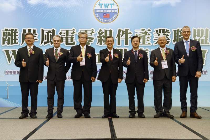 陳建仁表示,台灣擁有全世界最好的風場及離岸風電開發環境,一定要積極以風力發電推動能源轉型。(圖/中鋼公司提供) 陳建仁表示,台灣擁有全世界最好的風場及離岸風電開發環境,一定要積極以風力發電推動能源轉型。(圖/中鋼公司提供)