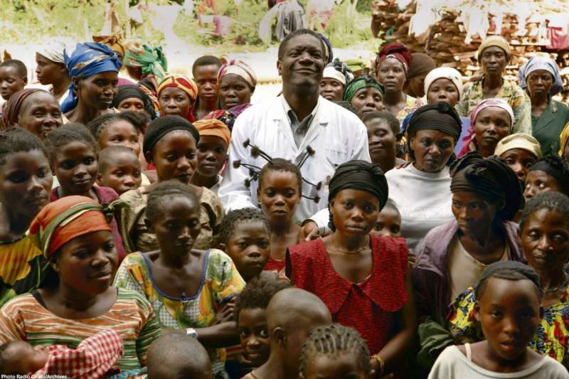 2018年諾貝爾和平獎得主:慕克維格(Denis Mukwege)(中)。(諾貝爾獎) 2018年諾貝爾和平獎得主:慕克維格(Denis Mukwege)(中)。(諾貝爾獎)