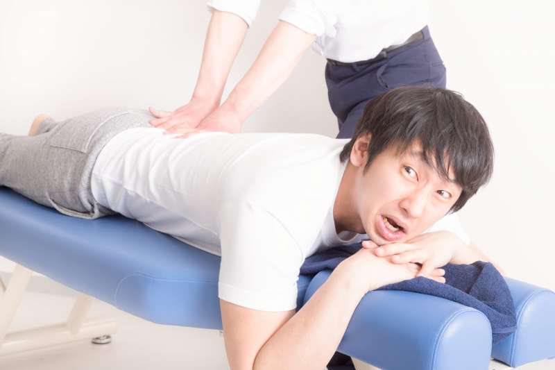 老是下背痛、腳麻…椎間盤突出好得了嗎?物理治療師教2招改善秘訣,不用開刀也能治