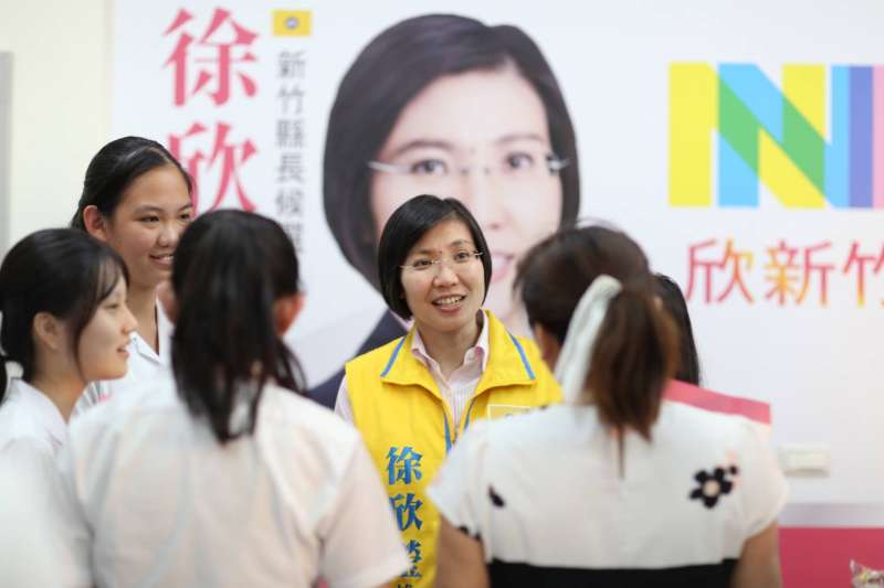 學生輪流提問,除了想了解徐欣瑩踏入政壇的歷程,更想了解她面對這樣的環境如何施展抱負,發揮影響力。(圖/徐欣瑩辦公室提供) 學生輪流提問,除了想了解徐欣瑩踏入政壇的歷程,更想了解她面對這樣的環境如何施展抱負,發揮影響力。(圖/徐欣瑩辦公室提供)