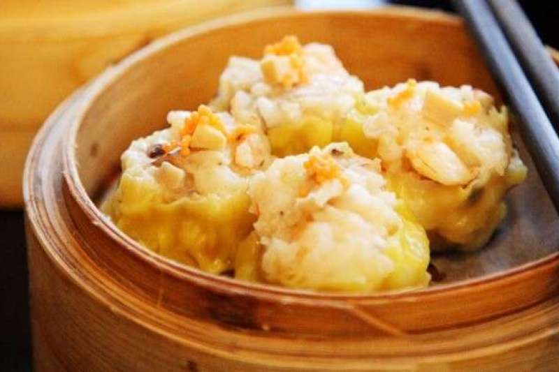 燒賣皮薄、餡多、肉質彈牙飽滿,一口咬下就能感受肉汁從齒縫溢出,再加上各家特調的內餡,更增添不同風味。(圖/澳門旅遊局) 燒賣皮薄、餡多、肉質彈牙飽滿,一口咬下就能感受肉汁從齒縫溢出,再加上各家特調的內餡,更增添不同風味。(圖/澳門旅遊局)