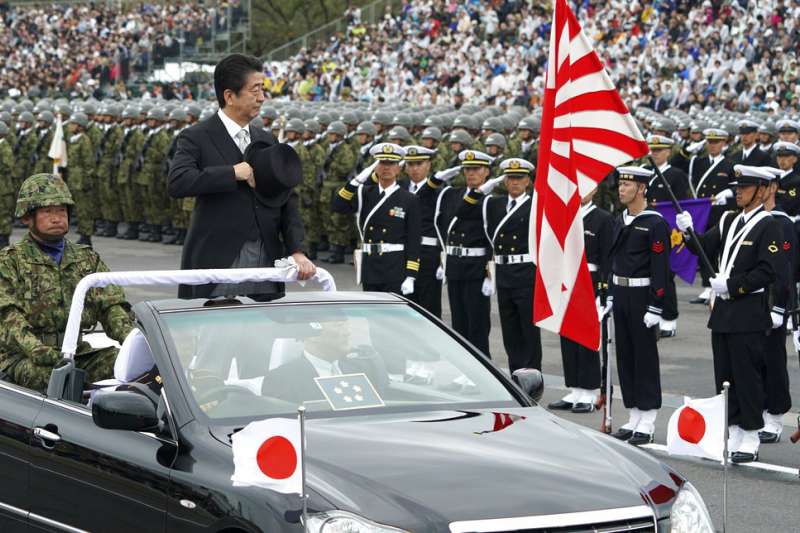 日本首相安倍晉三14日出席陸上自衛隊所實施的觀閱式。（美聯社）