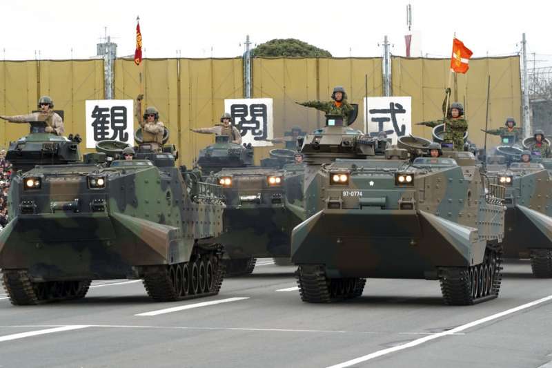 今年日本陸上自衛隊的觀閱式共有4千名自衛隊員參與。(美聯社) 今年日本陸上自衛隊的觀閱式共有4千名自衛隊員參與。(美聯社)