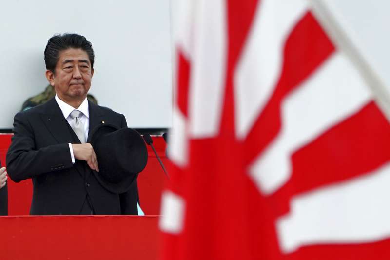 日本首相安倍晉三14日出席陸上自衛隊所實施的觀閱式。(美聯社) 日本首相安倍晉三14日出席陸上自衛隊所實施的觀閱式。(美聯社)