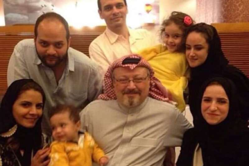 沙烏地阿拉伯著名異議記者哈紹吉(Jamal Khashoggi)生前全家福(https://twitter.com/DemocracyJourno/status/1052994586921095170) 沙烏地阿拉伯著名異議記者哈紹吉(Jamal Khashoggi)生前全家福(https://twitter.com/DemocracyJourno/status/1052994586921095170)