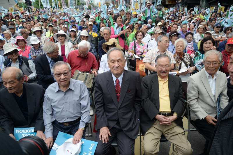 20181020-喜樂島聯盟今(20)日在台北舉行「全民公投反併吞」,獨派大老、前總統資政彭明敏(右3)出席,並提出 彭明敏提出三點主張「反併吞」而前總統府資政吳澧培(右2)也出席參加。(甘岱民攝) 20181020-喜樂島聯盟今(20)日在台北舉行「全民公投反併吞」,獨派大老、前總統資政彭明敏(右3)出席,並提出 彭明敏提出三點主張「反併吞」而前總統府資政吳澧培(右2)也出席參加。(甘岱民攝)
