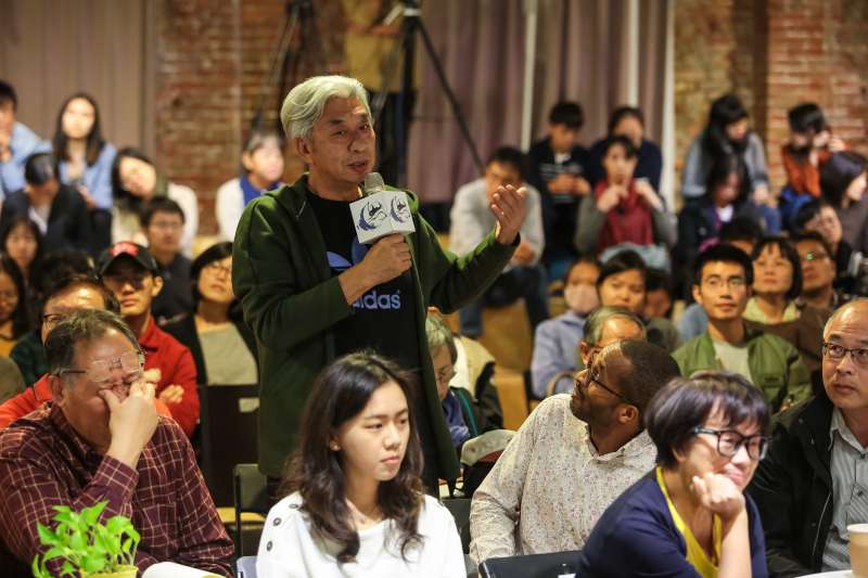 20181020-龍應台文化基金會20日舉辦思沙龍「1949中國內戰的七十年後」專題講座,前台北市文化局長倪重華向華盛頓郵報前北京分社社長 John Pomfret 提問。(顏麟宇攝) 20181020-龍應台文化基金會20日舉辦思沙龍「1949中國內戰的七十年後」專題講座,前台北市文化局長倪重華向華盛頓郵報前北京分社社長 John Pomfret 提問。(顏麟宇攝)