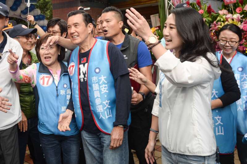 20181020-耿葳競選總部成立大會,前總統馬英九在厲耿桂芳及耿葳的陪同下入場。(甘岱民攝) 20181020-耿葳競選總部成立大會,前總統馬英九在厲耿桂芳及耿葳的陪同下入場。(甘岱民攝)