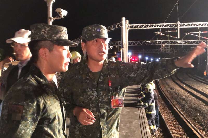 普悠瑪翻車,國軍官兵第一時間投入搶救。(國防部提供).jpg 普悠瑪翻車,國軍官兵第一時間投入搶救。(國防部提供).jpg