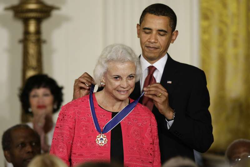 美國史上首位女性大法官歐康納(Sandra Day O'Connor),2009年接受歐巴馬總統頒贈「總統自由獎章」。(美聯社) 美國史上首位女性大法官歐康納(Sandra Day O'Connor),2009年接受歐巴馬總統頒贈「總統自由獎章」。(美聯社)