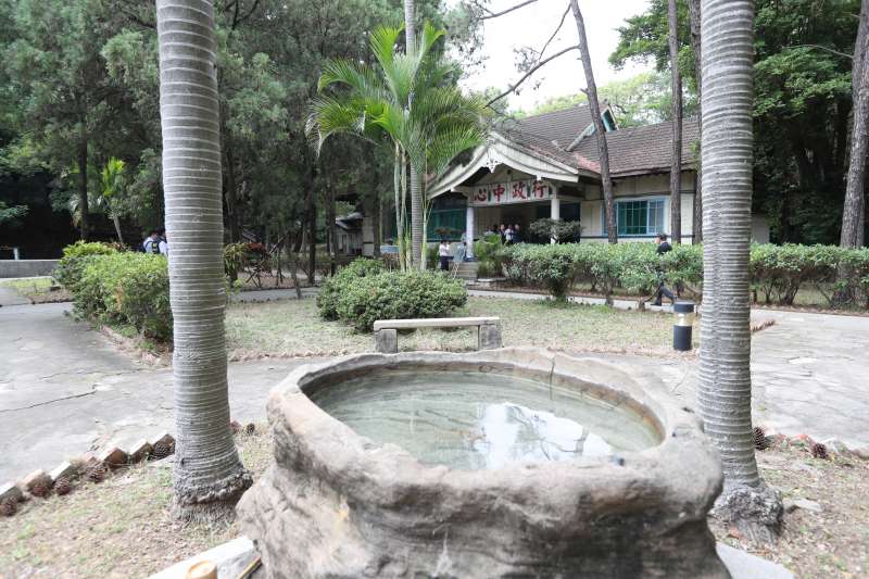 新竹神社內擁有歷史悠久的大樹和古蹟，圖為神社的許願水池。（新竹市政府提供）