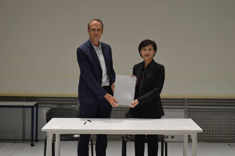 20181026-文化部長鄭麗君(右)9月中旬親赴法國,與法國音樂與聲響研究中心(IRCAM)_總監馬德內(左)共同簽署合作意向書。(文化部提供) 20181026-文化部長鄭麗君(右)9月中旬親赴法國,與法國音樂與聲響研究中心(IRCAM)_總監馬德內(左)共同簽署合作意向書。(文化部提供)